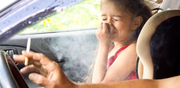 Bild zu Passivraucherschutz - Tabakrauch im Auto belastet Kinder