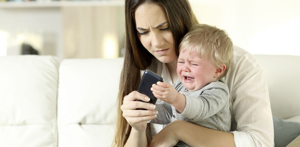 Bild zu Eltern-Kind-Interaktionen - Lieben Babys Smartphones oder eher Smartphone-freie Zeiten? 