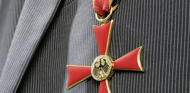 Bild zu Persönliche Würdigung - Bundesverdienstkreuz am Bande für Raimund Schmid 