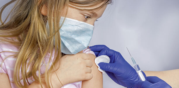 Bild zu  DGKJ, DGPI und BVKJ - SARS-CoV-2-Impfung bei 5- bis 11-jährigen Kindern