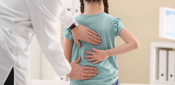 Bild zu Hilfreich für Pädiater - Neue Leitlinie zum Rückenschmerz bei Kindern