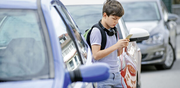 Bild zu Unfallprävention - Ablenkung durch Smartphones im Straßenverkehr