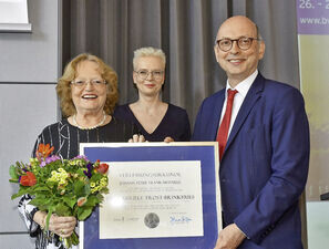 Bild zu Verleihung der Johann-Peter-Frank-Medaille 2023  - Würdigung der Kinder- und Jugendgesundheitsdienste
