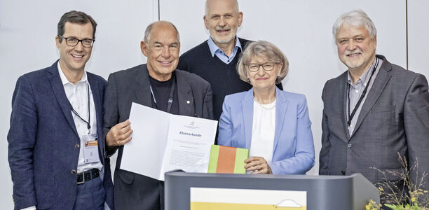 Bild zu  Ehrenmitgliedschaften und Posterpreise - DGSPJ-Mitgliederversammlung 2023 in Hamburg 