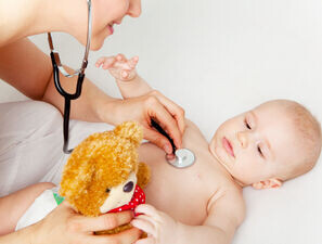 Bild zu ANZEIGE - RSV-Prophylaxe für alle Säuglinge wichtig