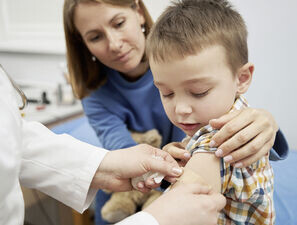 Bild zu Impfprävention - Haus- & Kinderarzt beim Impfen höchste Vertrauensinstanz