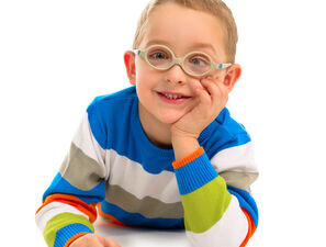 Bild zu Schielende Kinder  - Kostenübernahme auch für höherwertige Brillengläser 