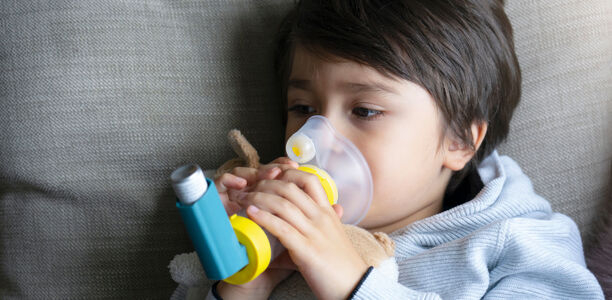 Bild zu Asthma-Therapie bei Kindern  - Auf die Inhalationstechnik und Adhärenz kommt es an