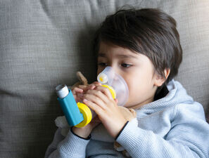 Bild zu Asthma-Therapie bei Kindern  - Auf die Inhalationstechnik und Adhärenz kommt es an